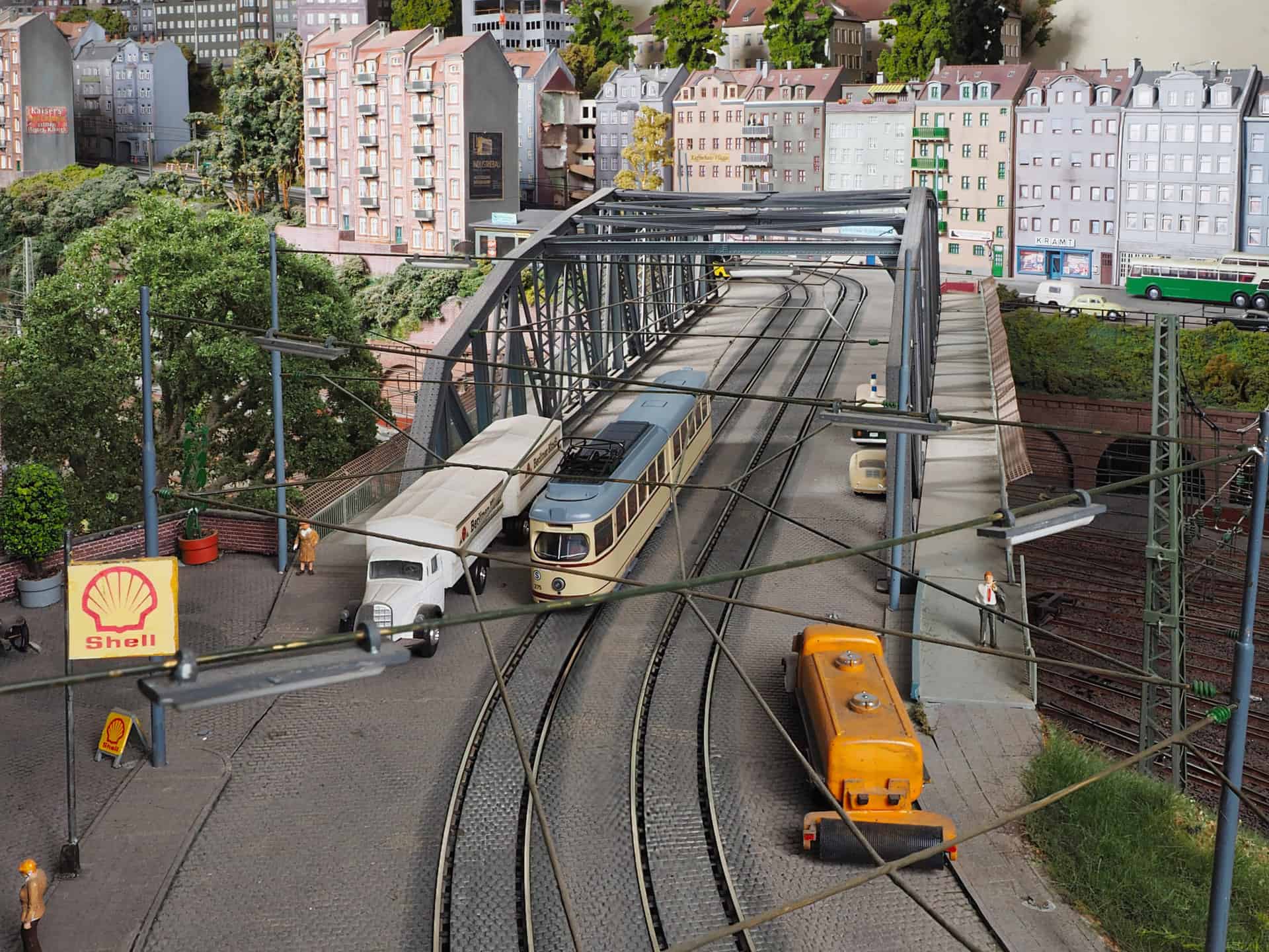 Straßenbahn auf einer Brücke in der detailreichen Modellstadt des MEC Kiel